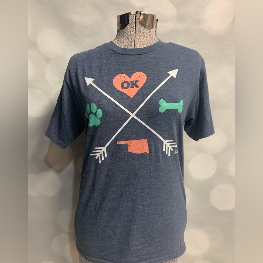 If you love Oklahoma and dogs, this t-shirt‎ is for you. Size Small
